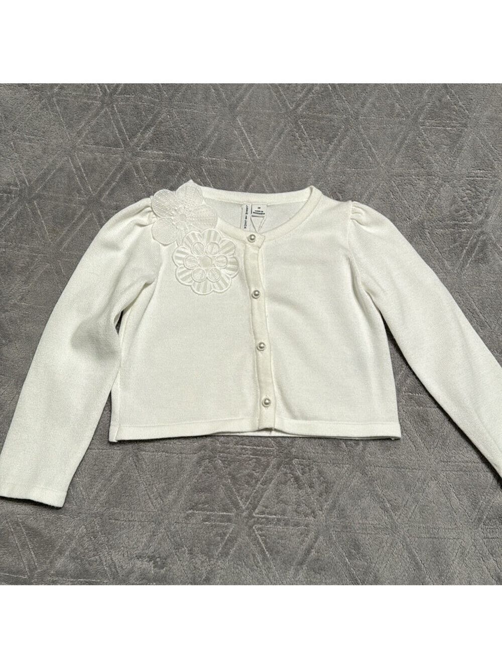𝅺CROPPED FLOWER APPLIQUE
CARDIGAN - Picture 2 of 4